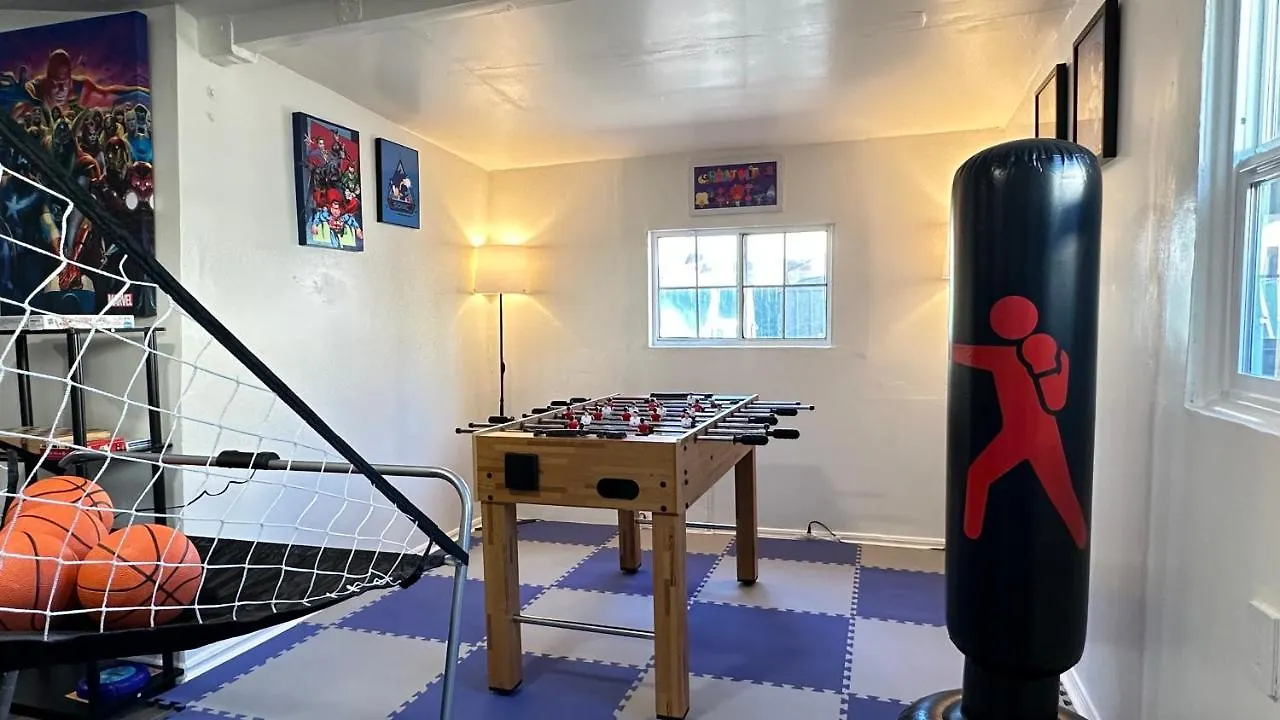 Spacious, Private, Modern 4 Bedroom House Plus Game Room Glendale Casa vacanze